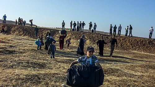 Människor flyr över gränsen från Syrien till Jordanien.