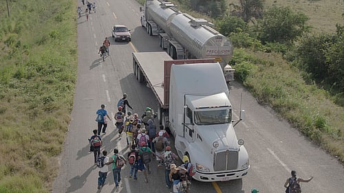 Människor springer efter en lastbil.