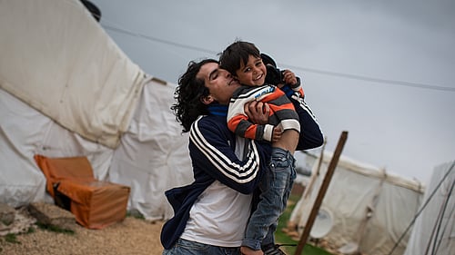 Två bröder kramar varandra i ett flyktingläger i Libanon.