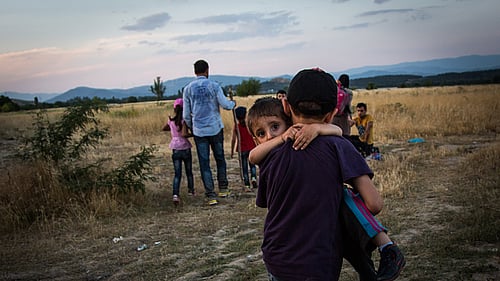 En syrisk familj är på flykt vid gränsen mellan Grekland och Nordmakedonien.