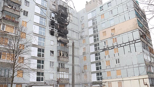 Ett lägenhetshus i Ukraina har blivit förstört av bomber.