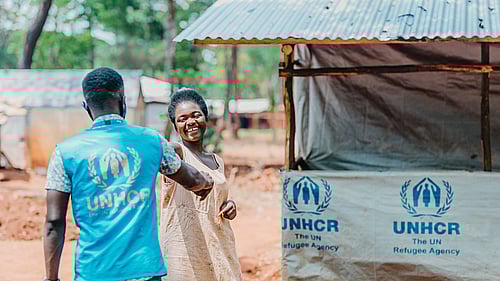 En UNHCR-anställd pratar med en man i DR Kongo.