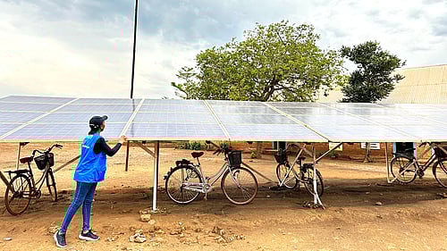 En stor solpanel som står på torr mark.