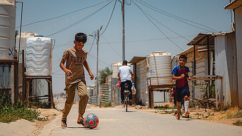 Barn spelar fotboll i flyktinglägret Zaatari i Jordanien.