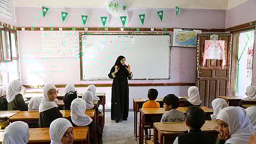 Asia Al-Mashreqi talar med unga elever på Safia School i Sana'a i Jemen. Som tidigare rektor har hennes engagemang för att bryta könsbarriärer och främja utbildning för alla, oavsett kön, haft en stor inverkan på både elever och personal. Genom sitt ledarskap har hon gett unga flickor möjlighet att bygga en mer hoppfull framtid.