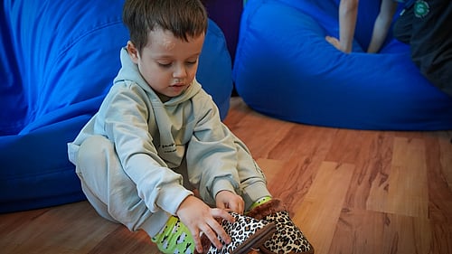 Genom samarbetet med Olena Zelenska Foundation har UNHCR kunnat stötta många stora fosterfamiljer som tvingats på flykt inom Ukraina.