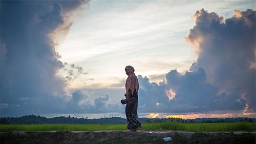 En blå himmel med en kvinna
