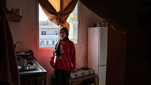 16-åriga Sara är en syrisk flykting i Libanon. 2014 tvingades Sara, hennes två syskon och föräldrar att fly från sitt hem i utkanten av Damaskus på grund av kriget i Syrien. 