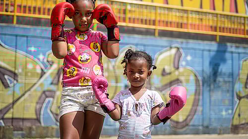 Afrocolombianska barn som bor i La Sierra – ett av de områden i Medellín i Colombia som drabbats hårdast av väpnade konflikter – tränar sin favoritsport boxning en gång i veckan. Många av dem och deras familjer är människor på flykt i sitt eget land.
