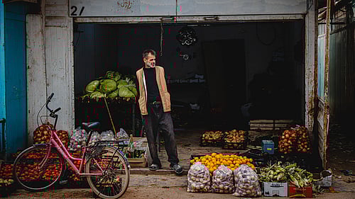 En man förbereder sig för Ramadan i flyktinglägret Zaatari i Jordanien.