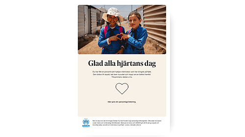 Monicah står framför universitetet.