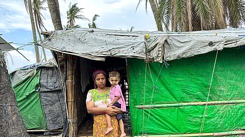 Ma Phyu Ma, 37 år, är rohingya och på flykt i sitt eget land. Här står hon framför sin tillfälliga bostad i delstaten Rakhine, som drabbades hårt när cyklonen Mocha slog till mot Myanmar 2023.