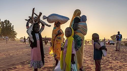 Nyanlända människor på flykt från Sudan i gränsstaden Adré, Tchad. Sedan april 2023 har hunratusentals människor på flykt tagit sig till Tchad undan våldet i Sudan. I Adré tas de emot av UNHCR och partner för att få livräddande nödhjälp.