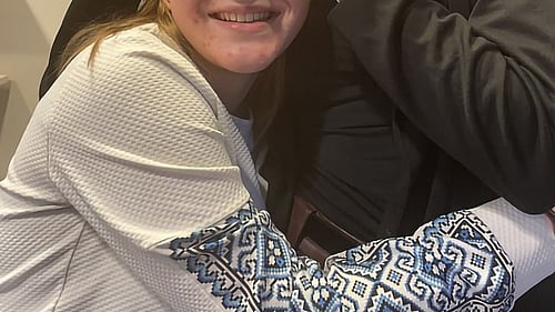 Två flickor kramas. De är flyktingar i Ukraina som har fått skydd i Estland.