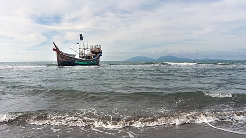 En ranglig båt på havet.