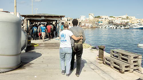 UNHCR:s fältarbetare i Lampedusa i Italien hjälper en man från Sudan som skadades under den farliga resan över Medelhavet.