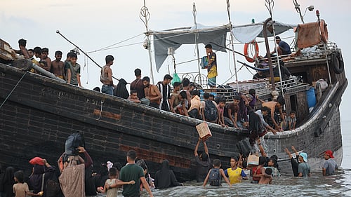 Flyktingar anländer Indonesien i båt.