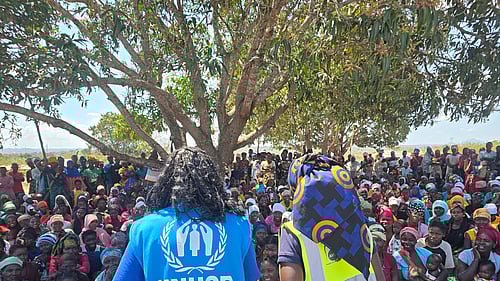 UNHCR-personal framför en folkmassa i Mocambique.