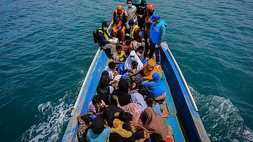 UNHCR-personal hjälper till att ta emot rohingya-flyktingar som räddats på havet utanför Indonesien efter att ha tillbringat veckor till havs.