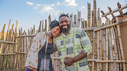 Amani och Ivette har flytt med sina fem barn från hemmet i östra DR Kongo. Han är snickare och hon är skräddare, med UNHCR:s hjälp hoppas de kunna bygga upp sina liva igen i grannlandet Burundi.