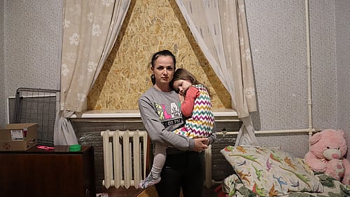 En mamma och hennes dotter är på flykt från kriget i Ukraina. Beställ ett digitalt gåvobevis som hjälper familjer att laga sitt sönderbombade hem.