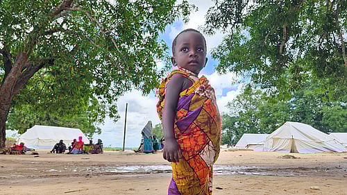 Agira är en av tusentals – främst kvinnor och barn – som flydde efter flera attacker mot byar i Cabo Delgado i februari 2024. Agira, hennes mamma och två syskon flydde från sin by efter att den attackerats och husen bränts ner.