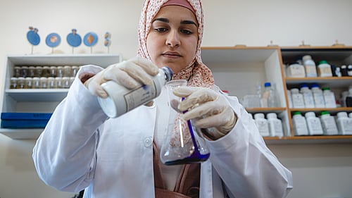 Batool, 20 år, studerar medicinsk laboratorieteknik på ett universitet i Jordanien. Hon är ursprungligen från Syrien och har fått ett stipendium via UNHCR. För människor på flykt i Jordanien är högre utbildning ofta svårtillgänglig – men stipendium från UNHCR ger möjlighet att studera, växa och skapa en ljusare framtid.