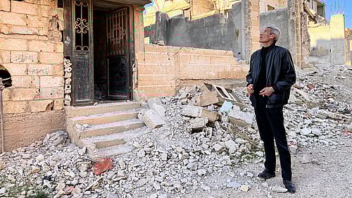 Nayef Abdulkader Zreqat, 65, återvände till Syrien efter 11 år i Jordanien. Nu står han framför sitt förstörda hem. Han och hans familj försöker nu återuppbygga sina liv efter krigets förödelse.