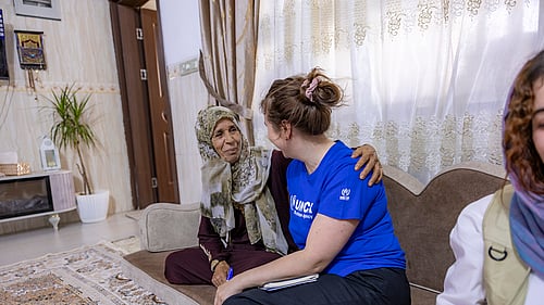 UNHCR-medarbetare besöker familjer på flykt