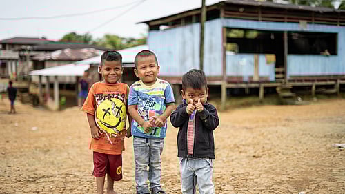 Barn i byn Unión Wounaan leker på gatan. Många barn från ursprungsbefolkningen i Chocó i Colombia är bland dem vars mänskliga rättigheter påverkas mest av väpnade konflikter och tvångsförflyttning.