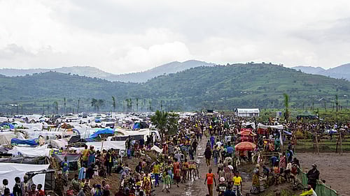 Människor tvingas fly DR Kongo till grannlandet Burundi.