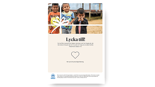 Monicah står framför universitetet.