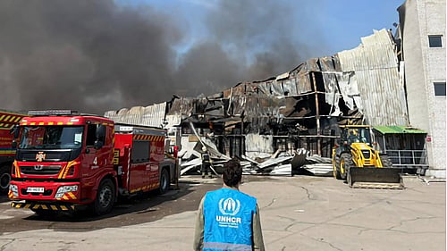 Lager i Ukraina förstört i flyganfall.