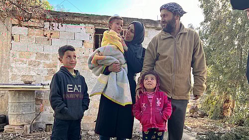 Nadim, Faten och deras barn står framför deras skadade hus i Syrien. De har varit på flykt sedan 2013 och har nyss kunnat återvända. De hoppas att kunna bygga upp sitt liv igen.