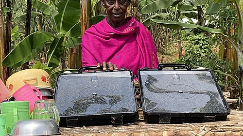 En kvinna visar upp en Solvattendunk.