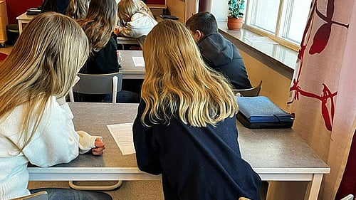 Elever i sina skolbänkar