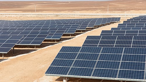 2017 blev Azraq-lägret det första flyktinglägret i världen att öppna ett solkraftverk, som förser invånarna i lägret med el. Nu drivs anläggningen nästan helt av människor på flykt, med hjälp av UNHCR.