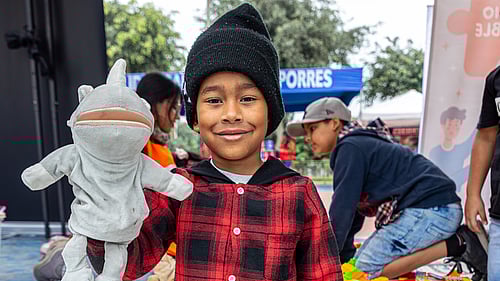 En flyktingpojke från Venezuela leker med ett gosedjur i samband med hälsoundersökning och vaccinering.