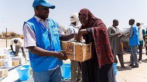 Aziza, 41-årig mamma från Sudan, får nödhjälp av UNHCR i ett flyktingläger i Tchad.