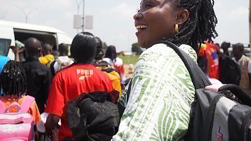 Kamanya Sonia Laure flydde från Centralafrikanska republiken 2015 på grund av kriget. Efter att ha tillbringat nio år i Kongo-Brazzaville återvänder hon äntligen till sitt hemland med sin familj. 