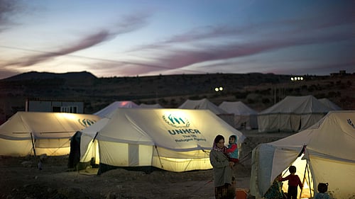 Tälten skyddar barn och familjer mot kyliga vinterstormar i Irak.