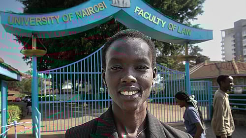 Monicah står framför universitetet.