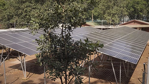 Solcellspaneler som driver sjukhus och vårdcentraler i Tanzania. Tack vare solcellsprojektet har människor på flykt fått bättre vård och förbrukningen av diesel har minskat med 41 procent.