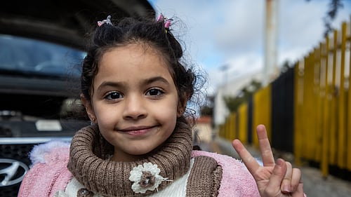 Efter år av konflikt i Syrien börjar allt fler familjer att återvända hem för att återuppbygga sina liv. 8-åriga Layan är en av dem - hon längtar efter att få träffa sina mor- och farföräldrar för första gången.