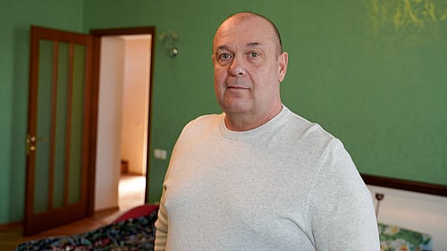 Ruslan Voloshchuk, 54, blev fosterförälder 2010. Efter att tragiskt ha förlorat sin 1,5-årige son och gått igenom en skilsmässa bestämde han sig för att ge kärlek och stöd till barn som saknade en trygg famn.