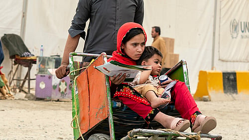 Hadigul skjutsar sin två yngre systrar, Sabria och Freshta, efter att återvänt från Pakistan till Afghanistan. Trots alla prövningar de utstått håller familjen ihop i resan framåt. Foto: Oxygen Empire Media Production
