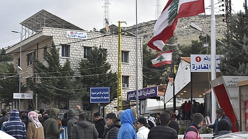 Familjer flyr eskalerande strider i Libanon, och söker skydd i Syrien. Här tar sig människor över gränsövergången.