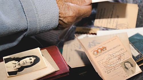 Baba Nina tar med sina ID-handlingar under flykten.