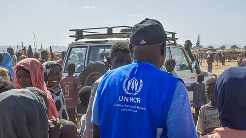 En UNHCR-medarbetare hjälper människor på flykt.