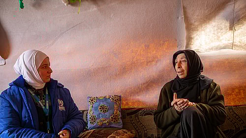 En syrisk kvinna samtalar med UNHCR-personal.